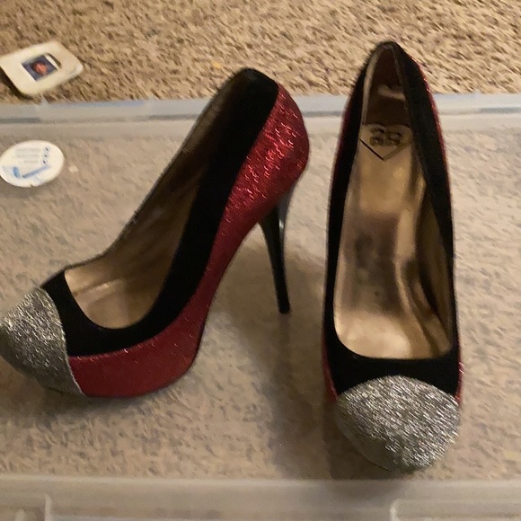 2b Bebe size 8 high heels - Picture 2 of 2